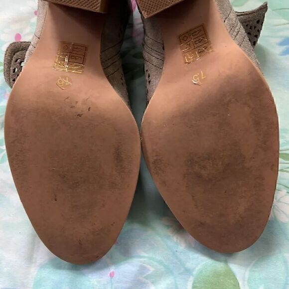 Jeffrey Campbell Rosalee Taupe Gray Perforated Ankle Booties Size 7.5 - Picture 7 of 9